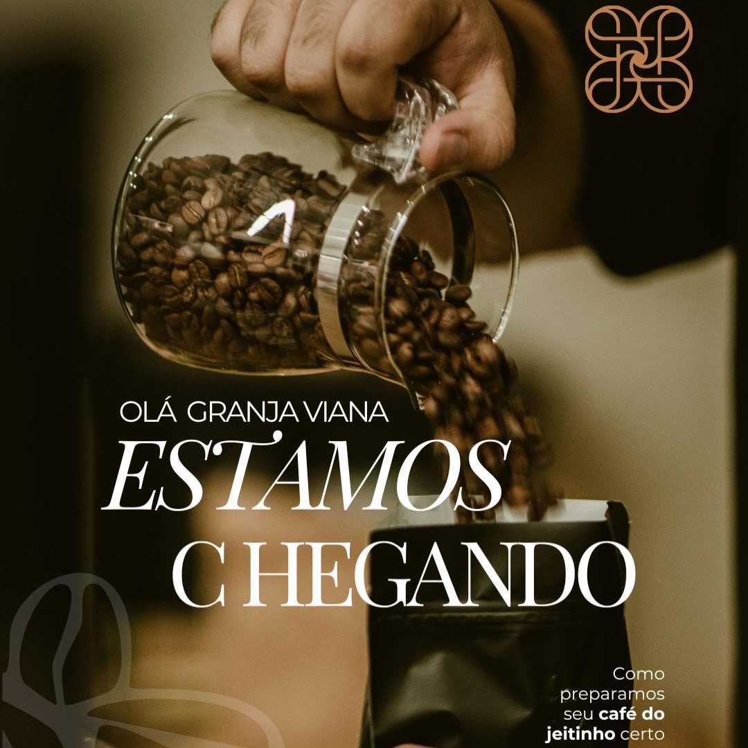 Grãos de café sendo servidos de um pote de vidro